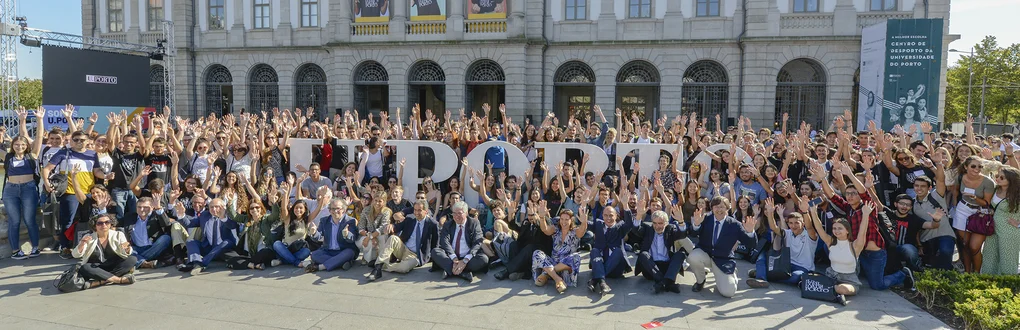 Foto de grupo do acolhimento aos novos estudantes da U.Porto em frente à Reitoria